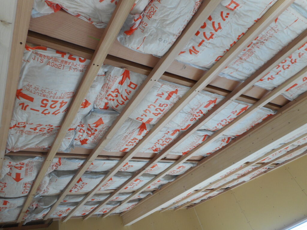 M様美容室新築工事　断熱材施工