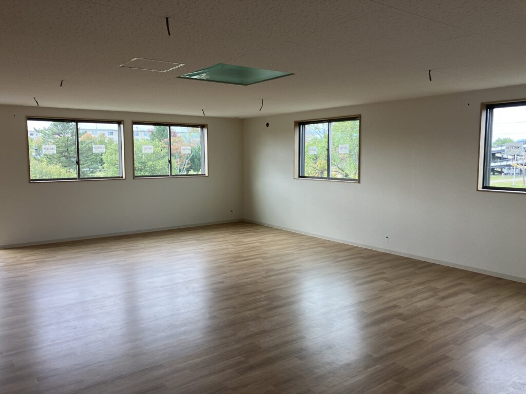 四日市市S学童保育所様新築工事　内部壁ｸﾛｽ張り