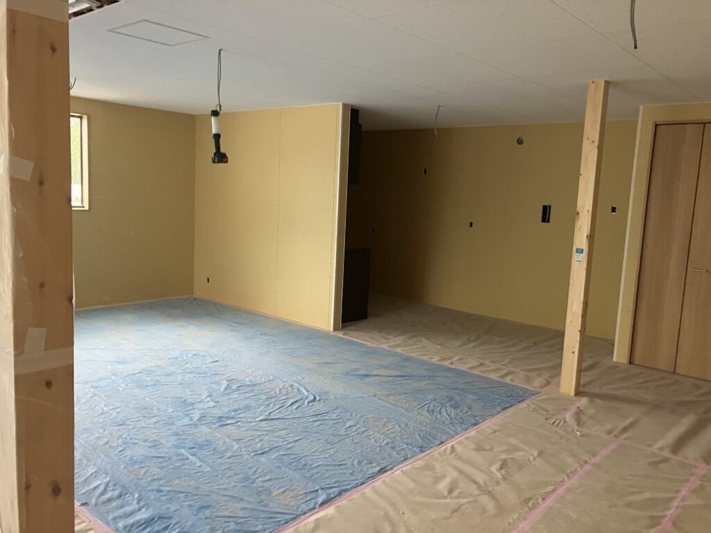 四日市市S学童保育所様新築工事　壁下地ﾎﾞｰﾄﾞ張り